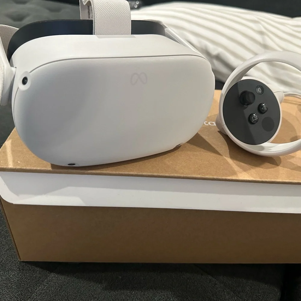 Oculus VR Headset with Controllers in White